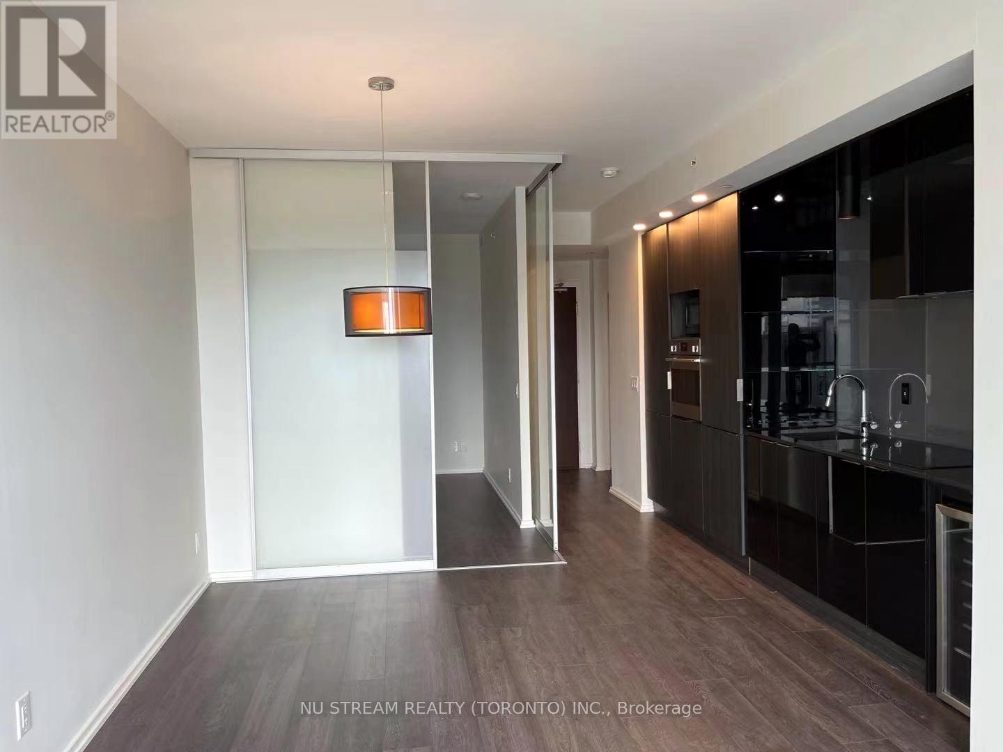 Photo 3 of 4001 70 Temperance Street, Toronto ON
