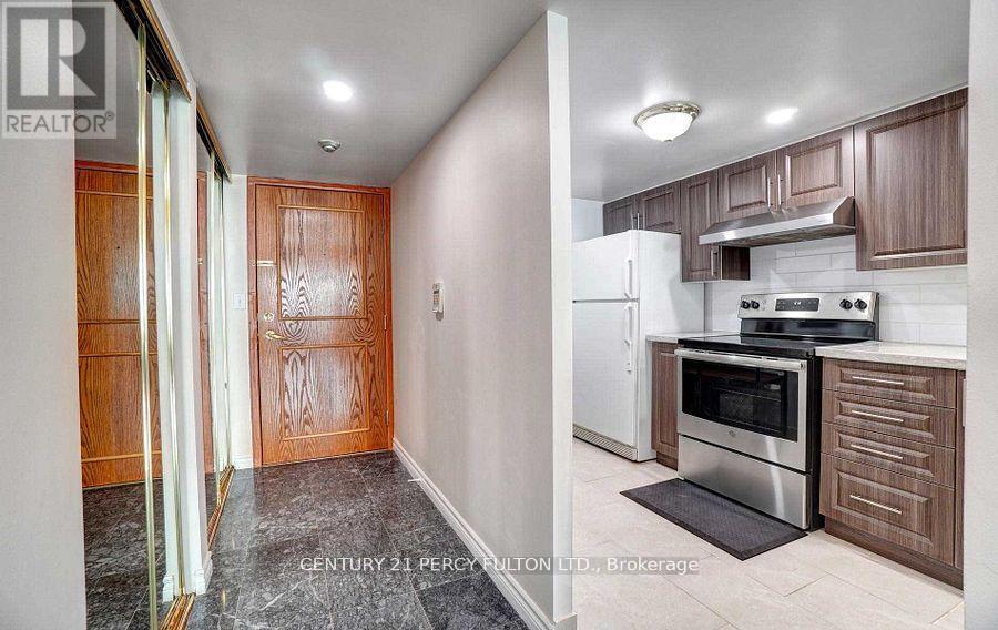 Photo 2 of 806 8 Lee Centre Drive, Toronto ON