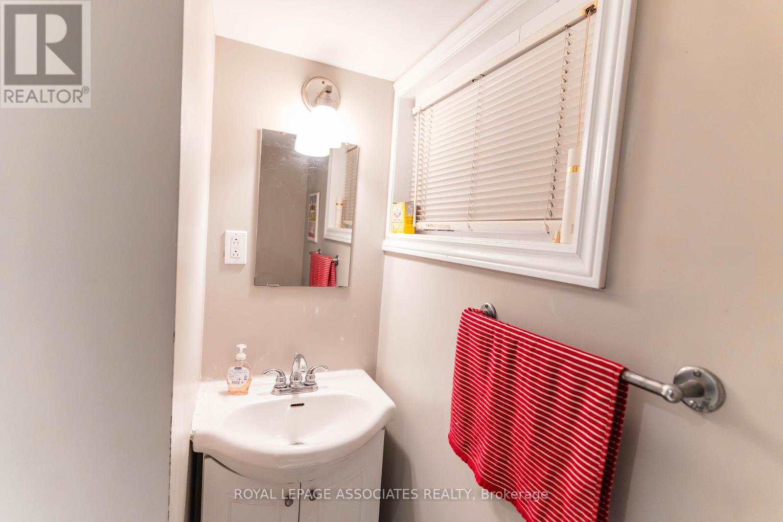 Photo 16 of 24 Hurley Crescent, Toronto ON