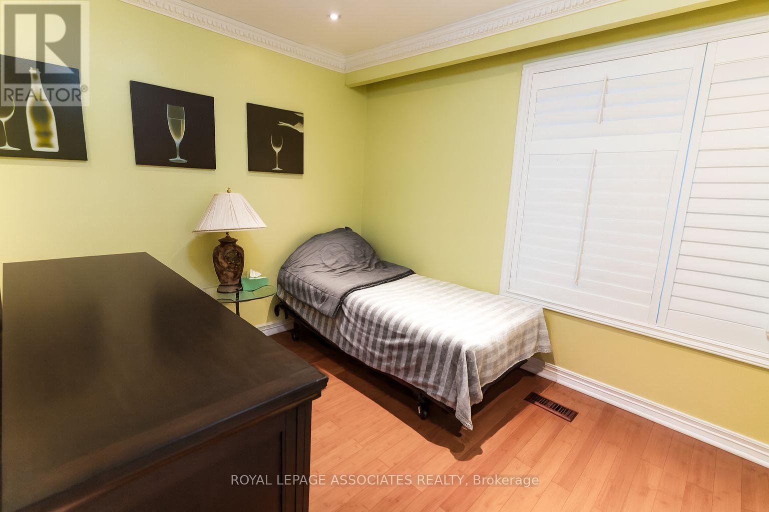 Photo 8 of 24 Hurley Crescent, Toronto ON