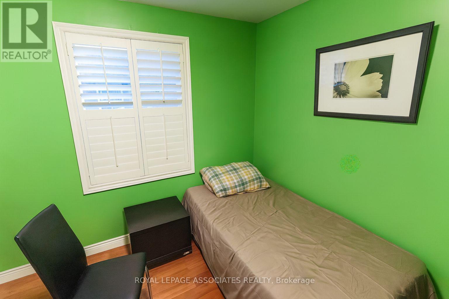 Photo 9 of 24 Hurley Crescent, Toronto ON