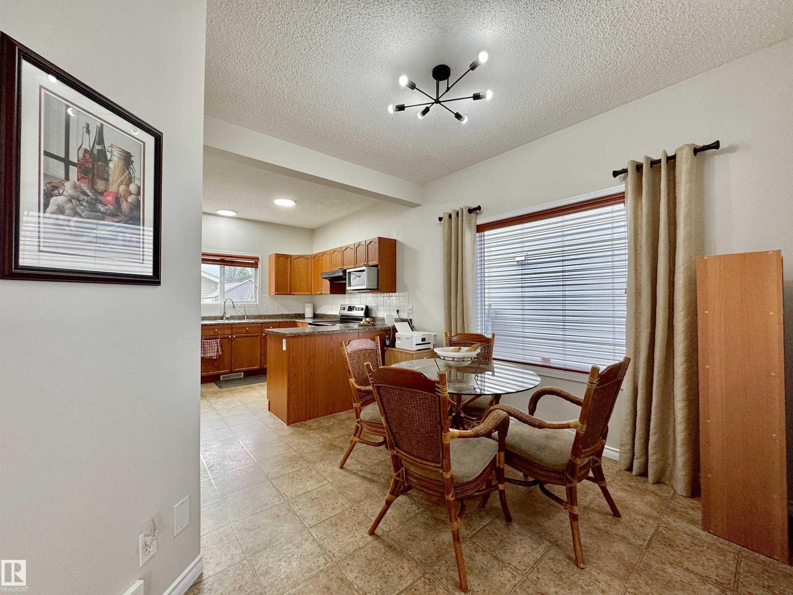 Photo 10 of 16112 43 St Nw, Edmonton AB