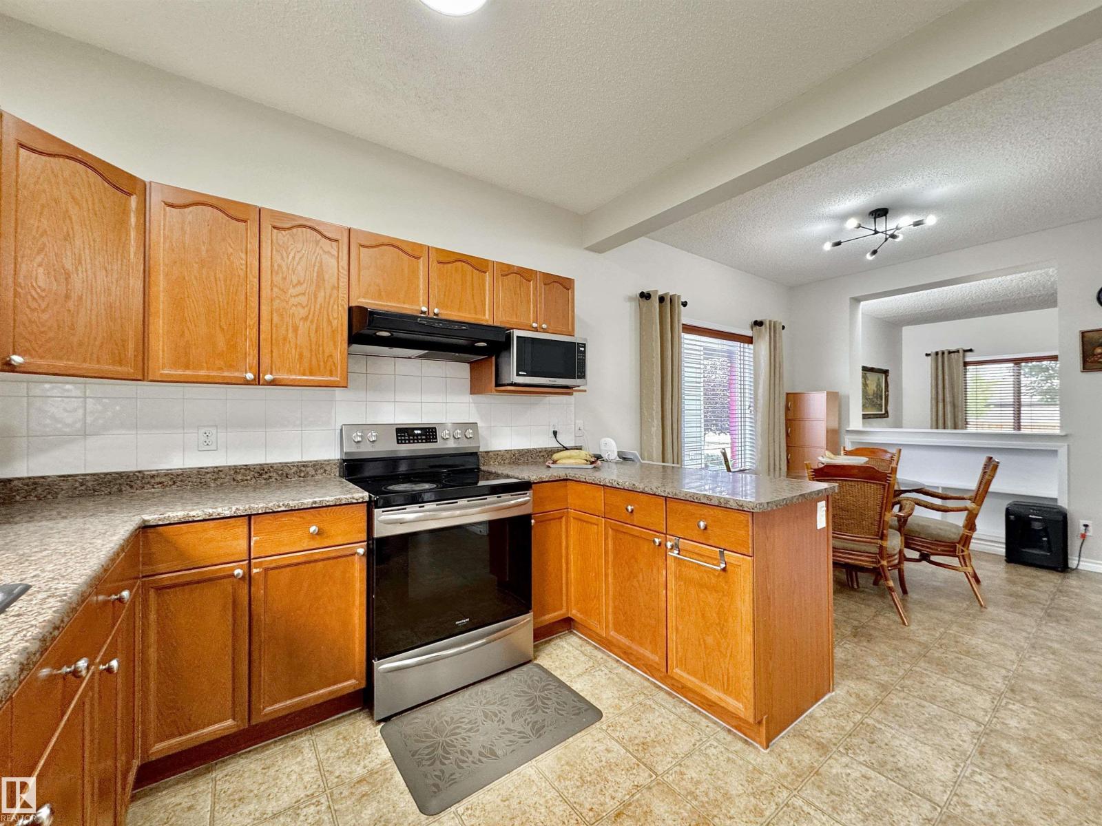 Photo 13 of 16112 43 St Nw, Edmonton AB