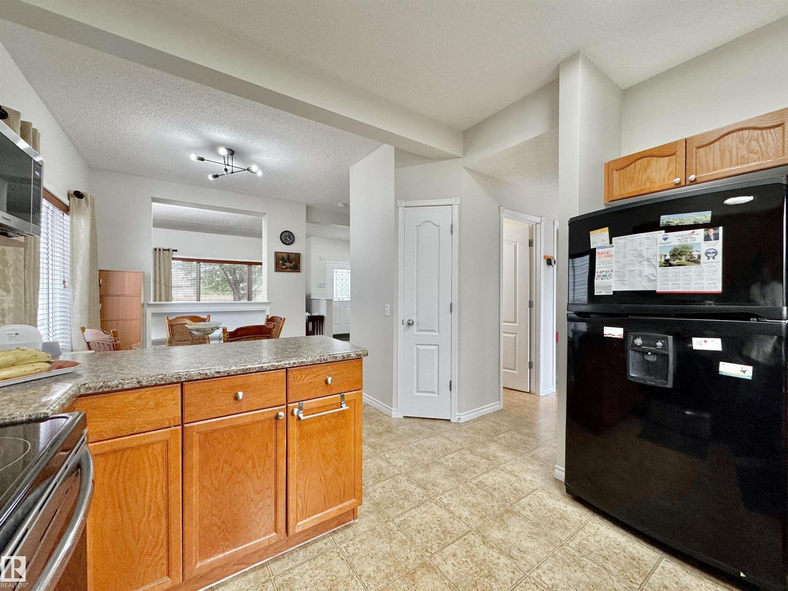 Photo 15 of 16112 43 St Nw, Edmonton AB