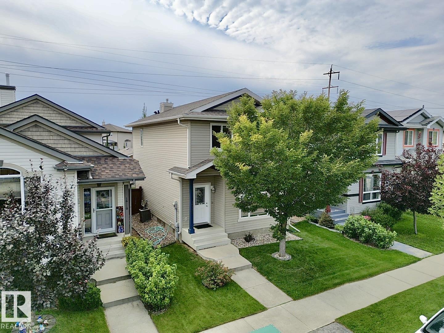 Photo 2 of 16112 43 St Nw, Edmonton AB