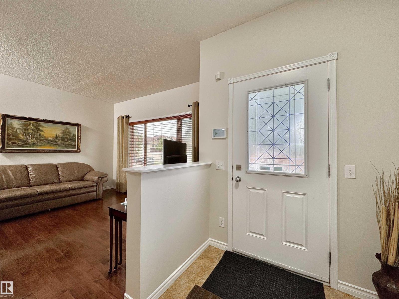 Photo 3 of 16112 43 St Nw, Edmonton AB