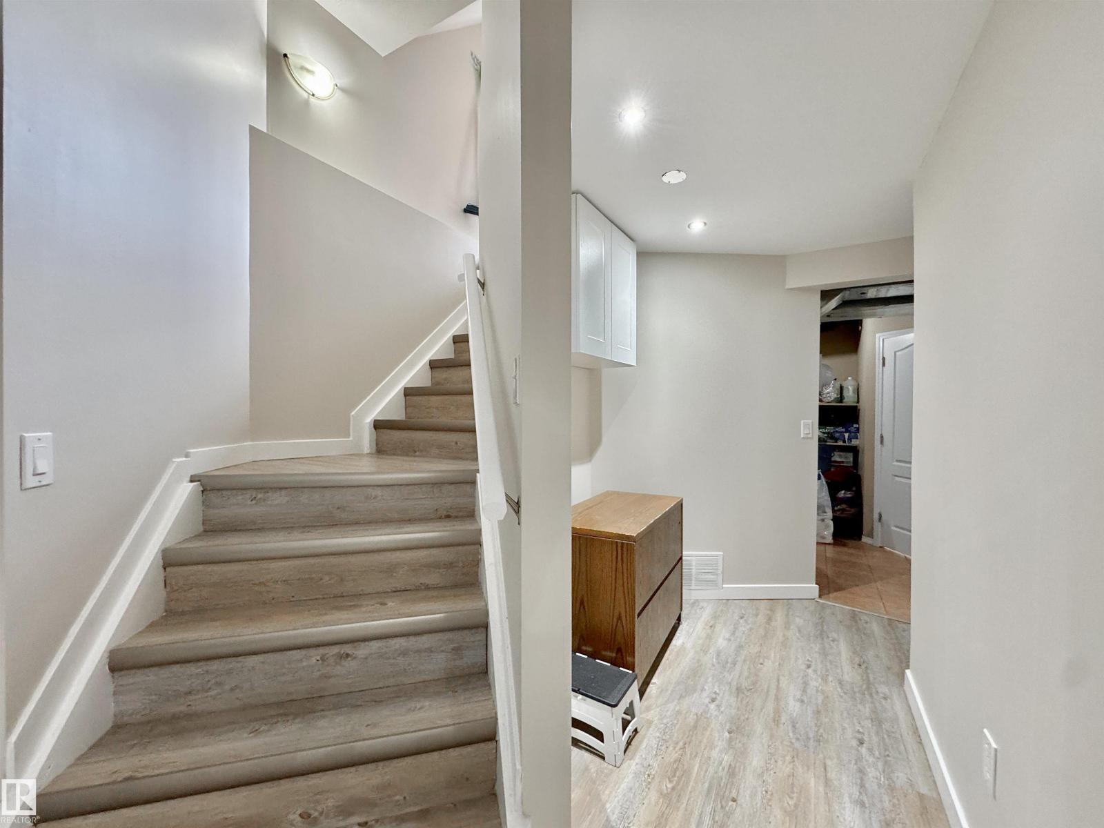 Photo 35 of 16112 43 St Nw, Edmonton AB
