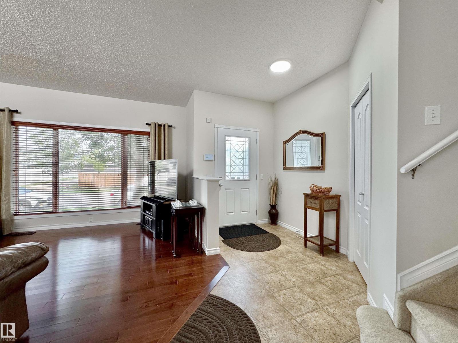 Photo 4 of 16112 43 St Nw, Edmonton AB