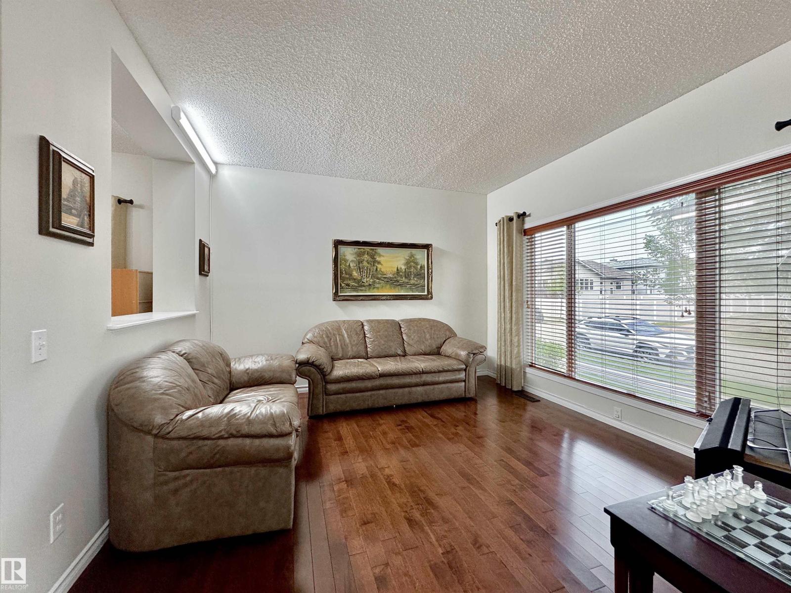 Photo 7 of 16112 43 St Nw, Edmonton AB