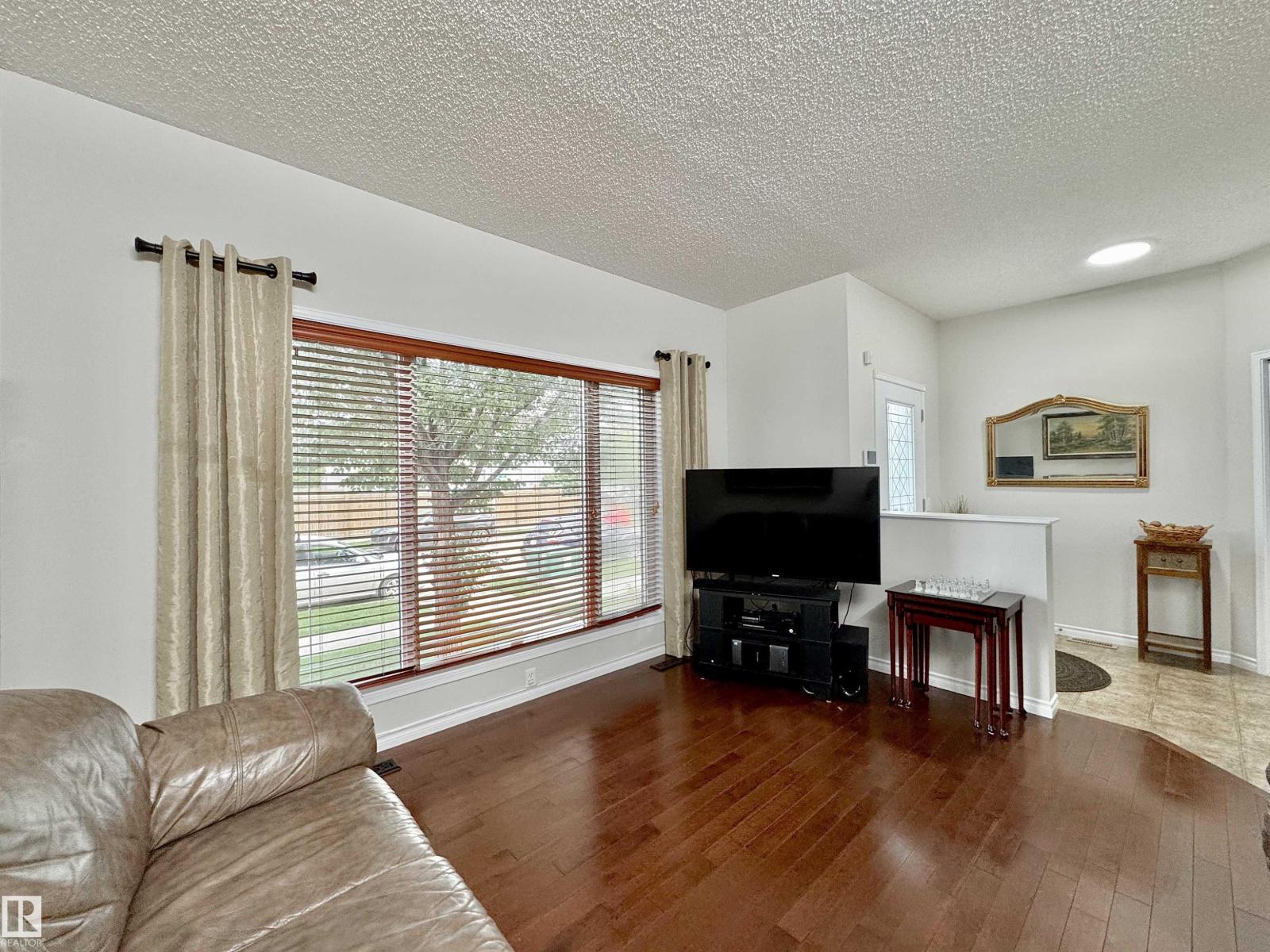Photo 8 of 16112 43 St Nw, Edmonton AB