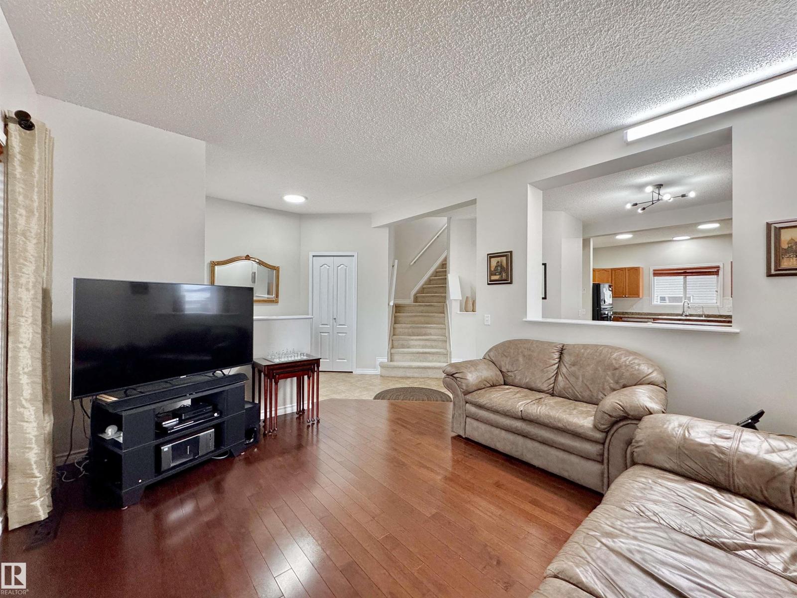 Photo 9 of 16112 43 St Nw, Edmonton AB