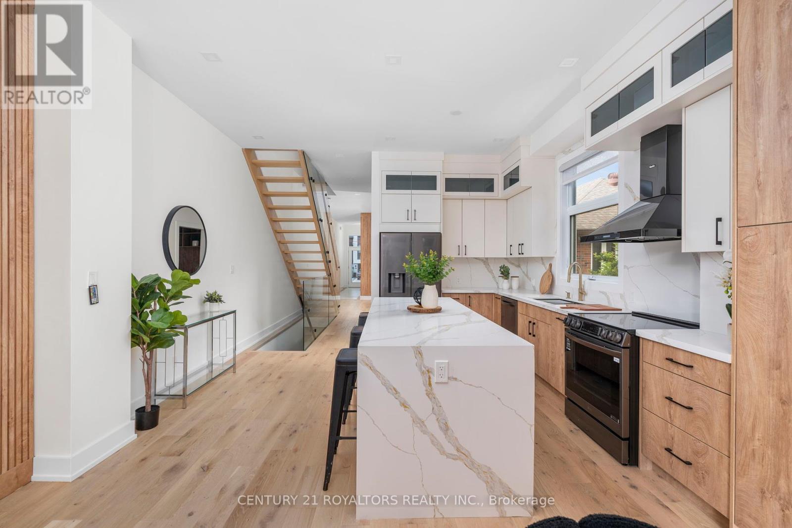 Photo 11 of 5 B Pine Avenue N, Mississauga ON