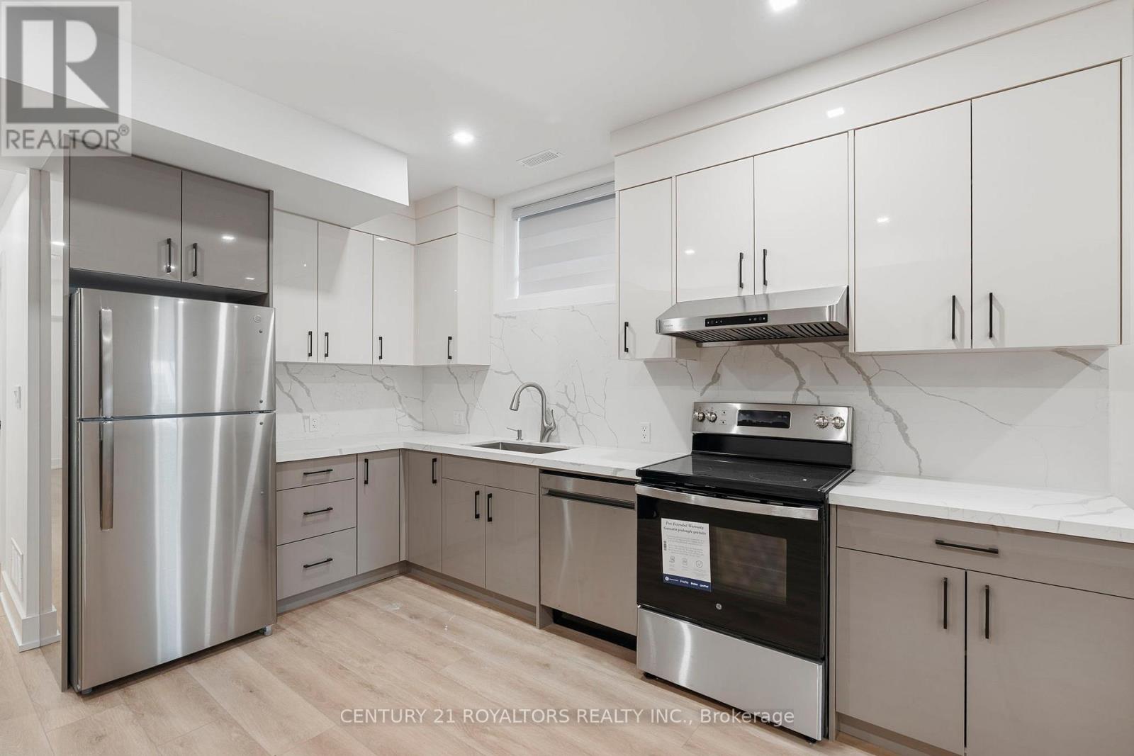 Photo 23 of 5 B Pine Avenue N, Mississauga ON