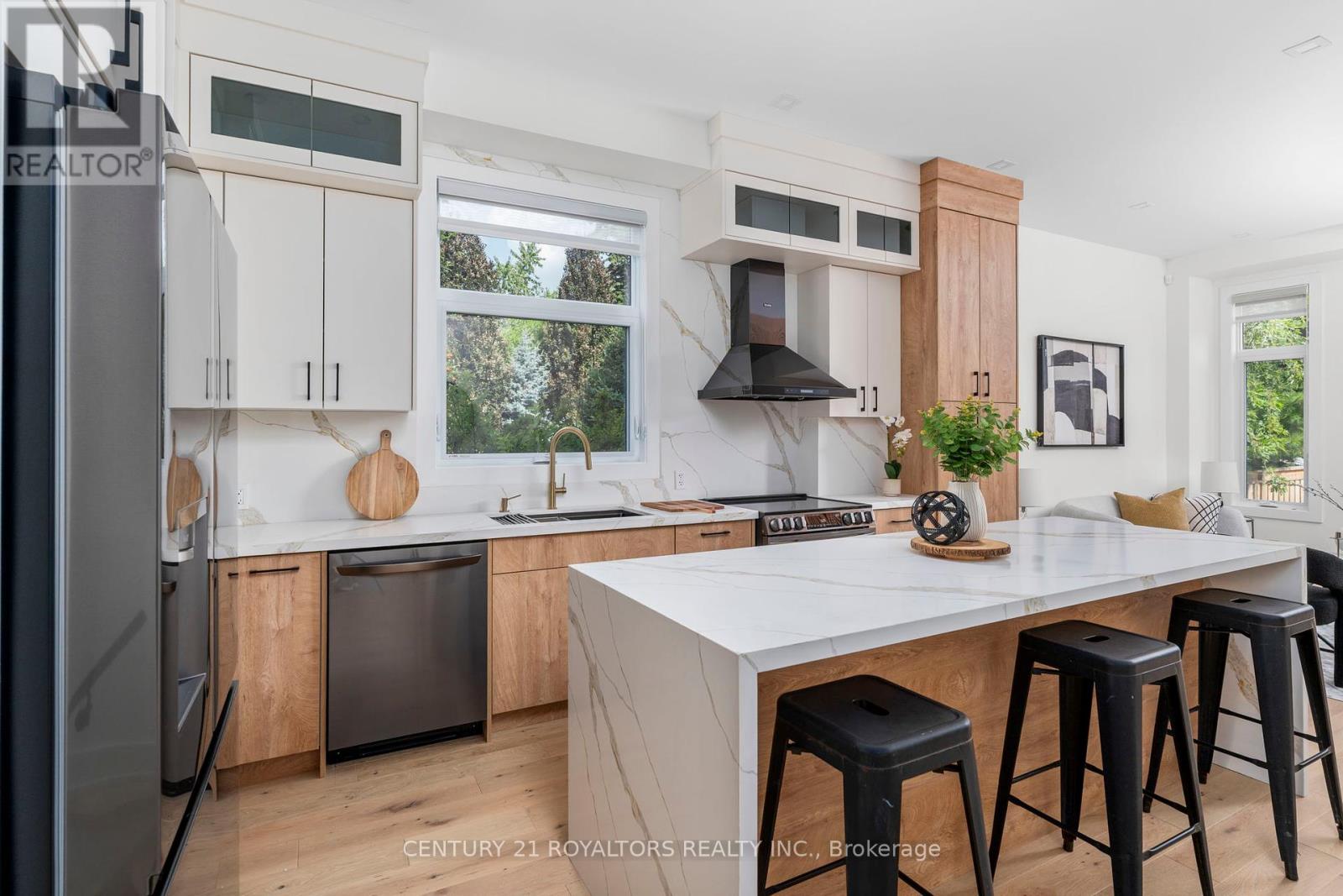 Photo 9 of 5 B Pine Avenue N, Mississauga ON