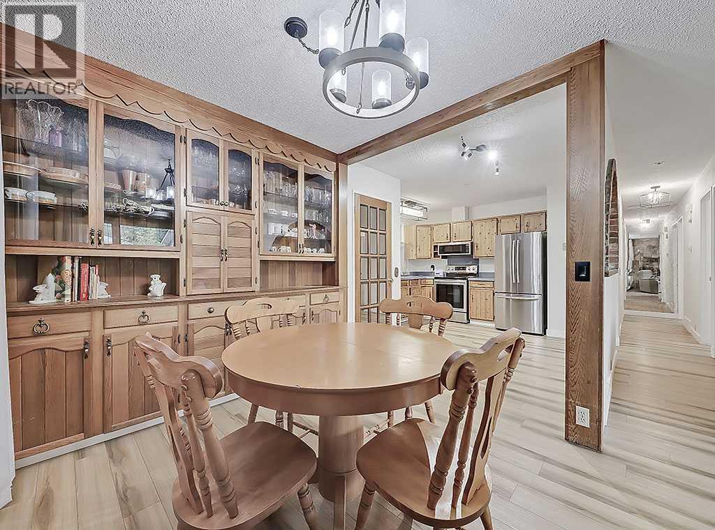 Photo 7 of 335 Lynnover Place Se, Calgary AB