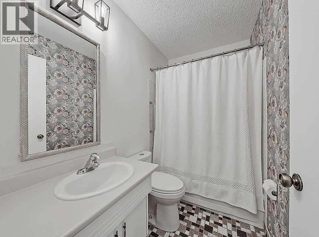 Photo 17 of 335 Lynnover Place Se, Calgary AB