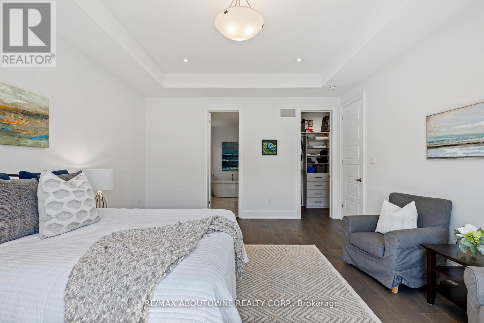 Photo 4 of 1467 Everest Crescent, Oakville ON