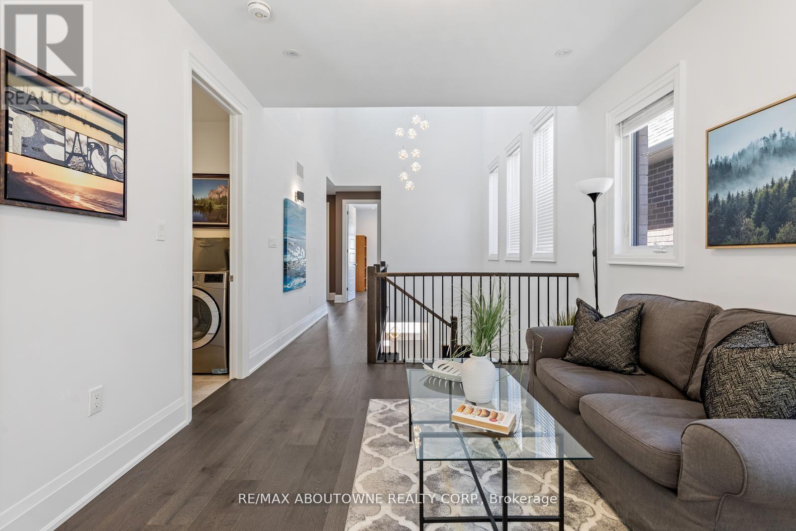 Photo 3 of 1467 Everest Crescent, Oakville ON