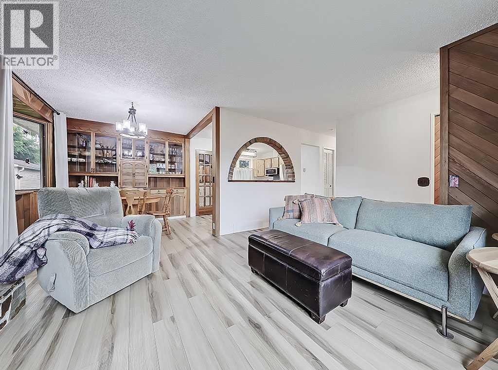 Photo 5 of 335 Lynnover Place Se, Calgary AB