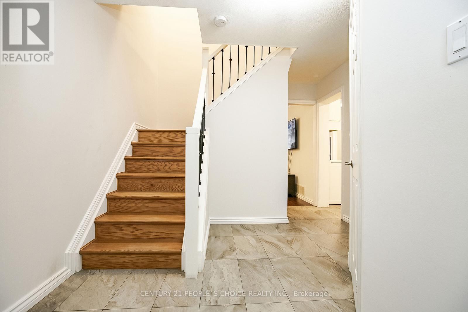 Photo 4 of 240 Simmons Boulevard, Brampton ON