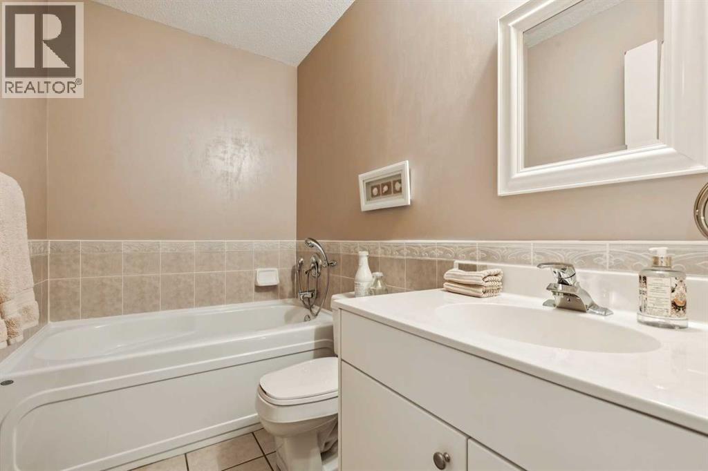 Single Family House for Sale in  Lake Bonavista Green SE Lake Bonavista Calgary 