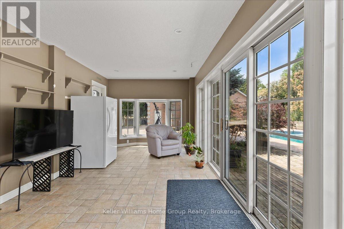 Photo 24 of 212 Inglis Street, North Dumfries ON