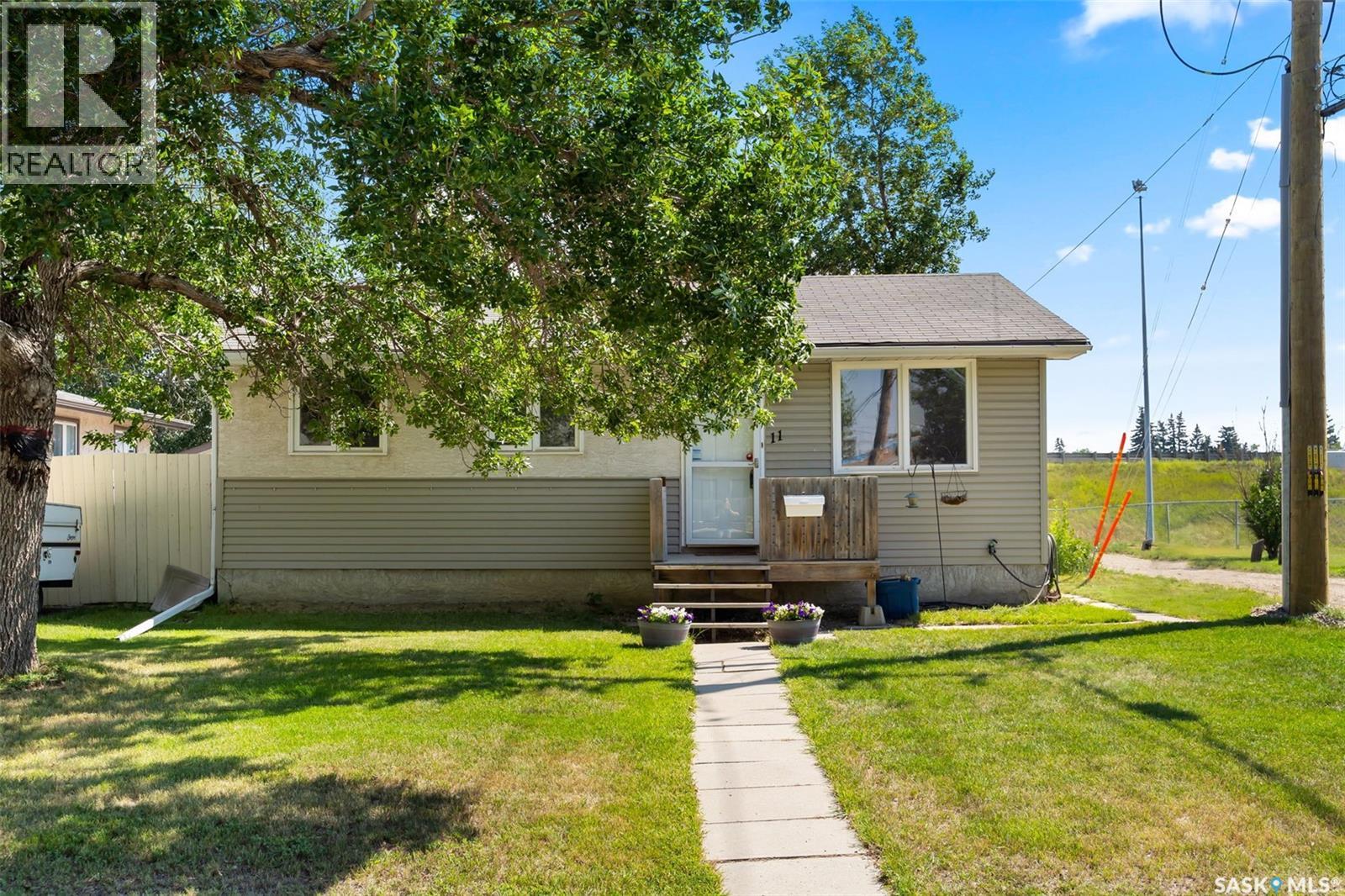 Photo 2 of 11 Rothwell Crescent, Regina SK