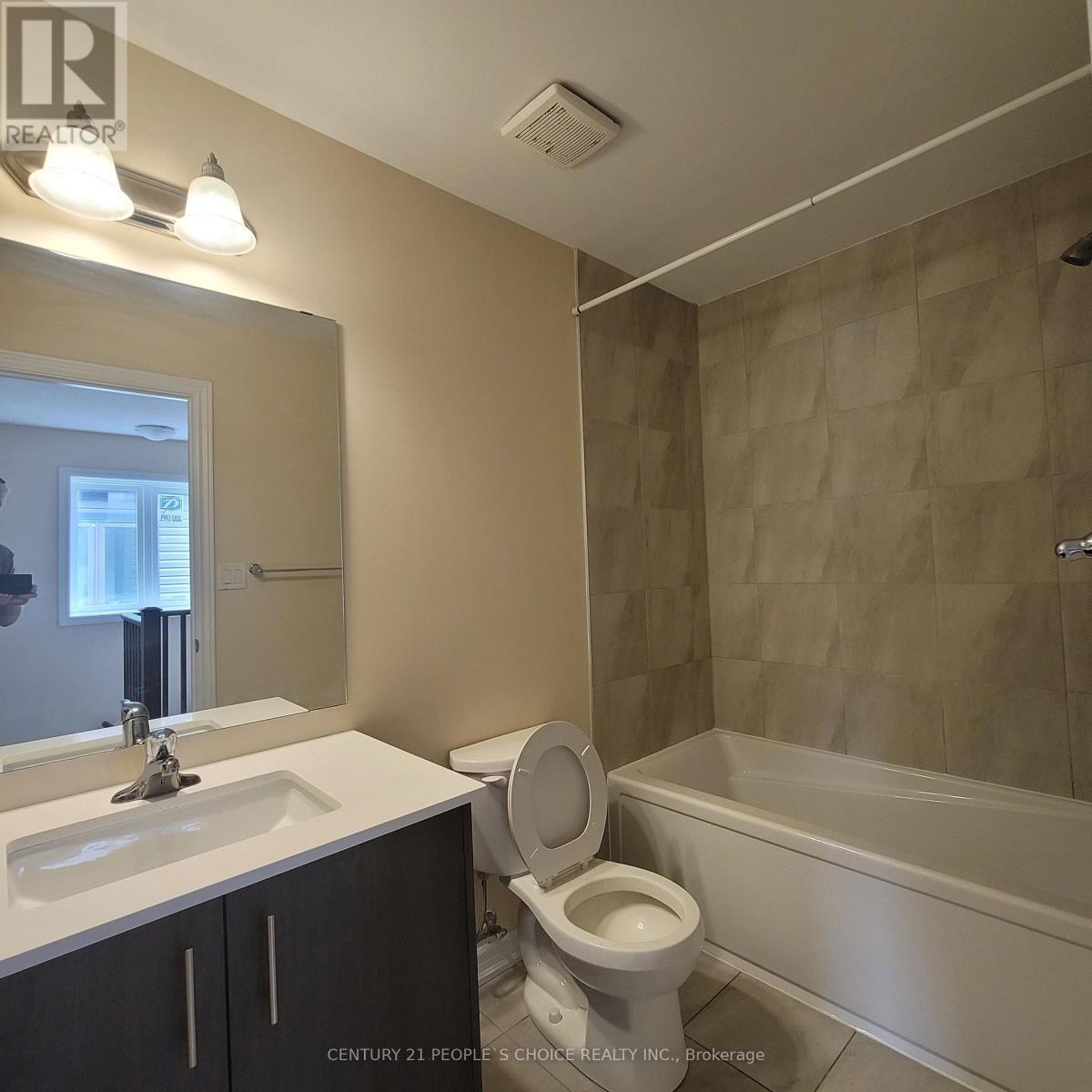 Photo 2 of 30 124 Compass Trail, Cambridge ON
