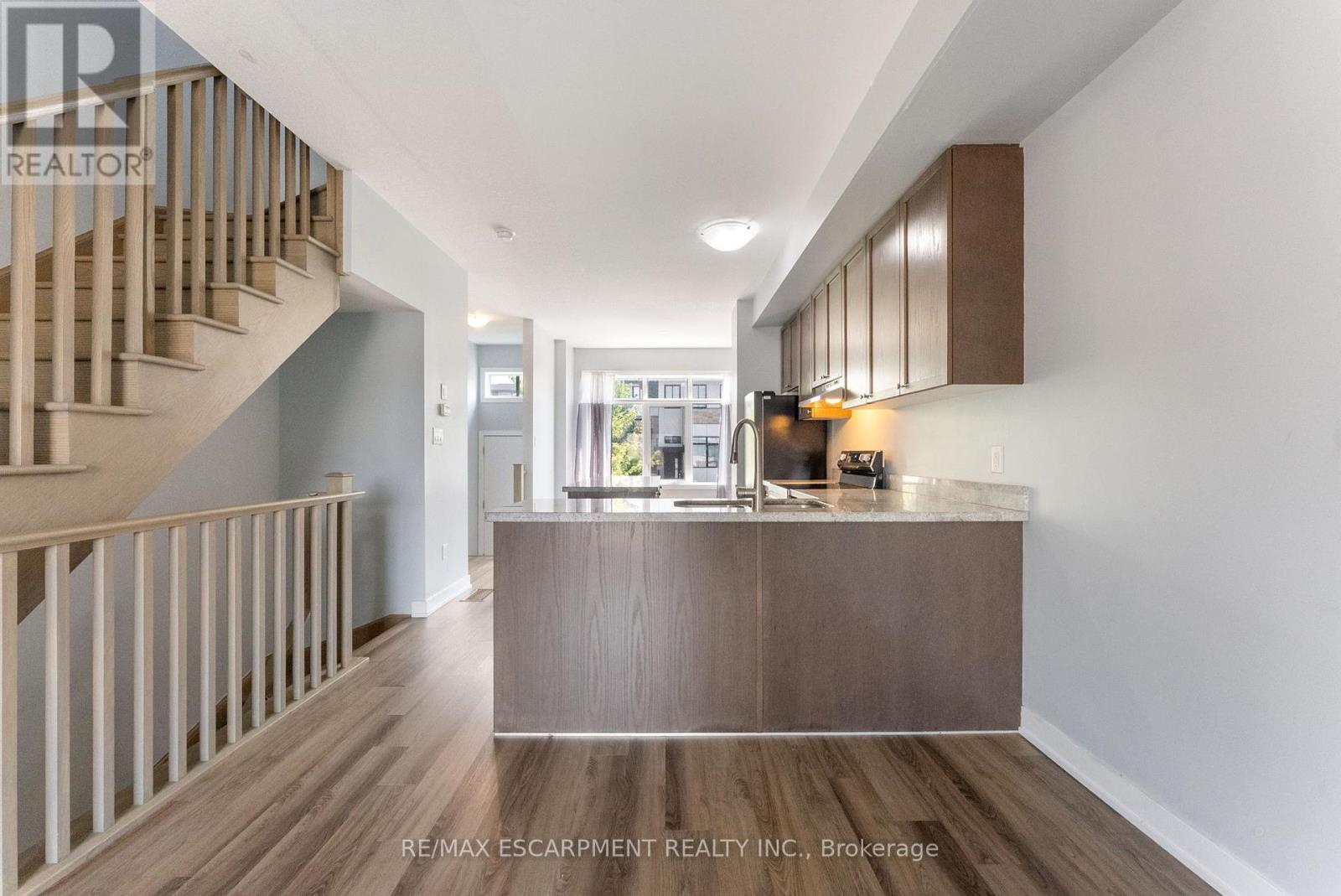 Photo 4 of 17 Mulhollard Lane, Hamilton ON