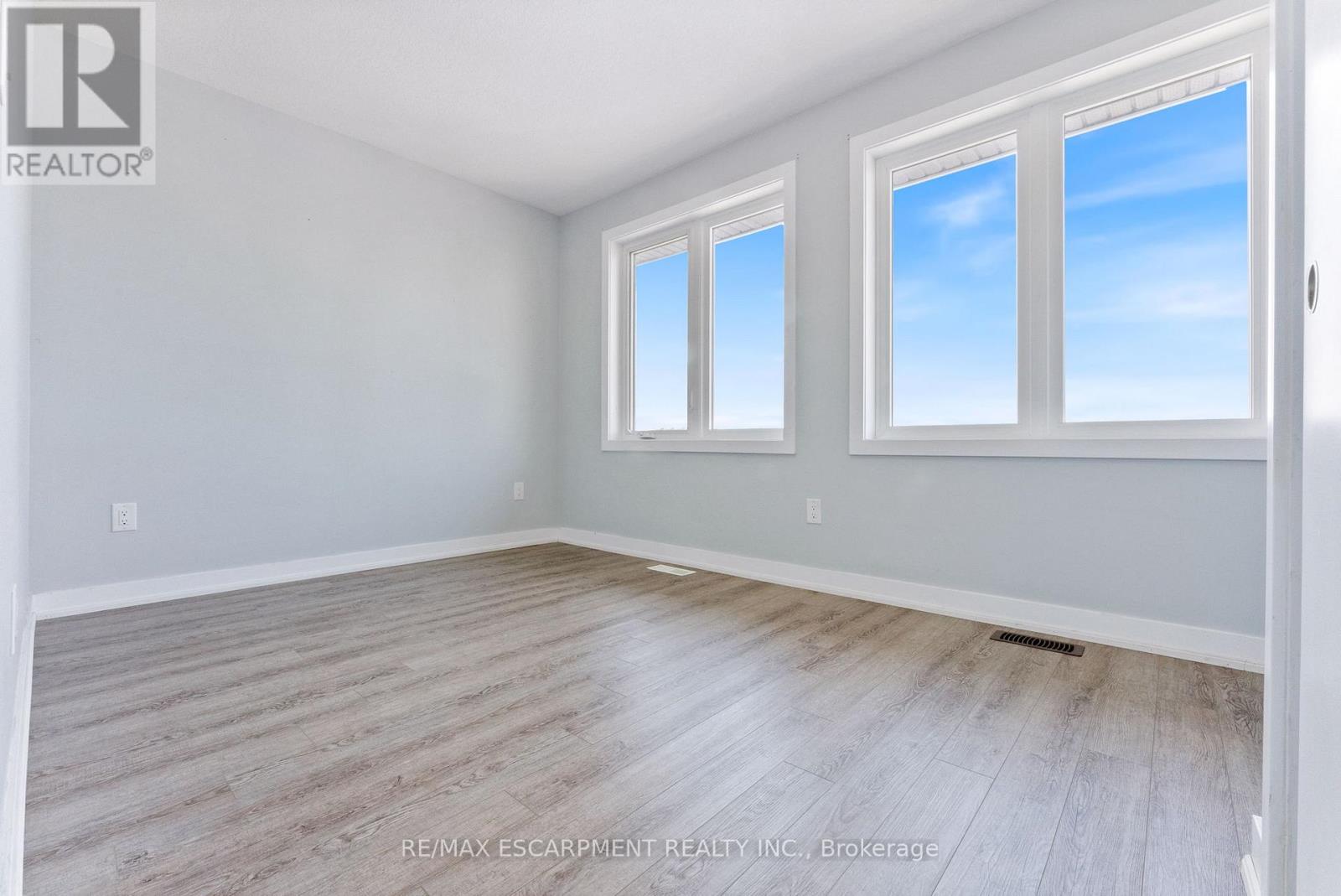 Photo 25 of 17 Mulhollard Lane, Hamilton ON