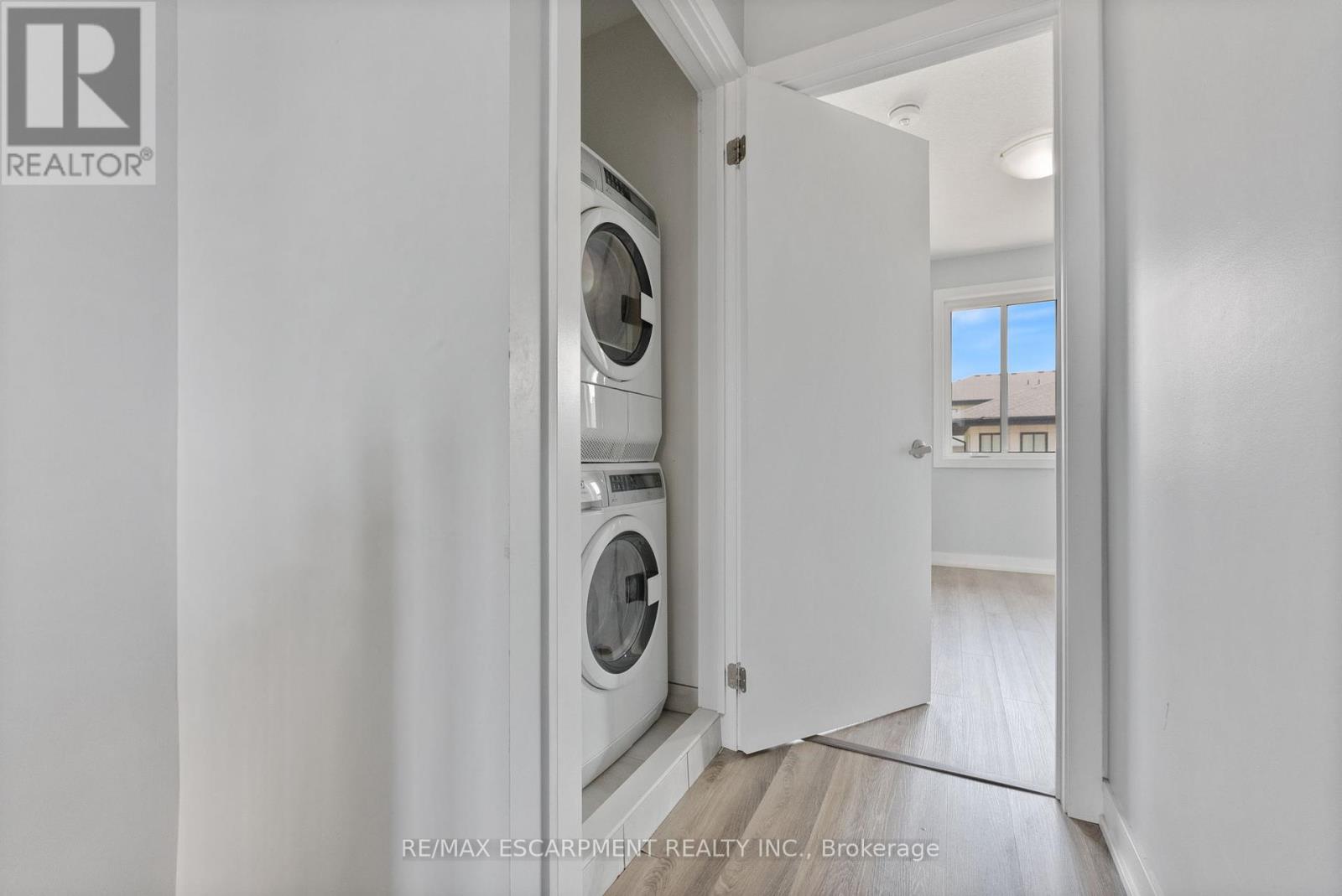 Photo 27 of 17 Mulhollard Lane, Hamilton ON