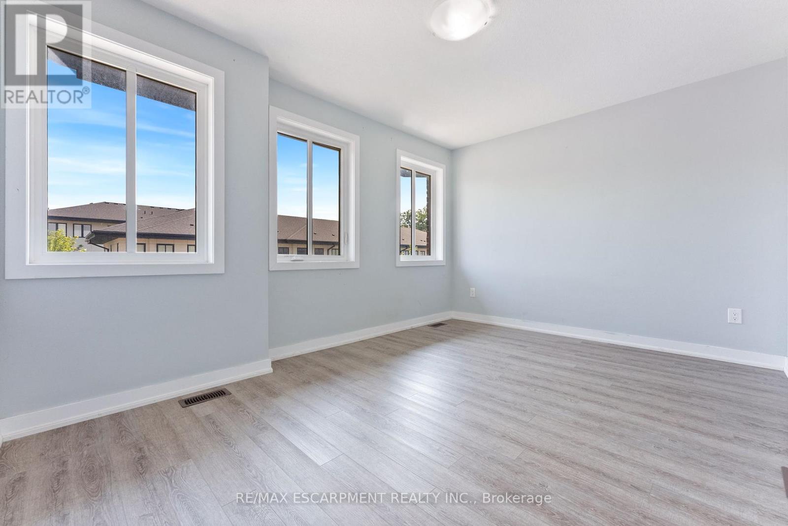 Photo 26 of 17 Mulhollard Lane, Hamilton ON