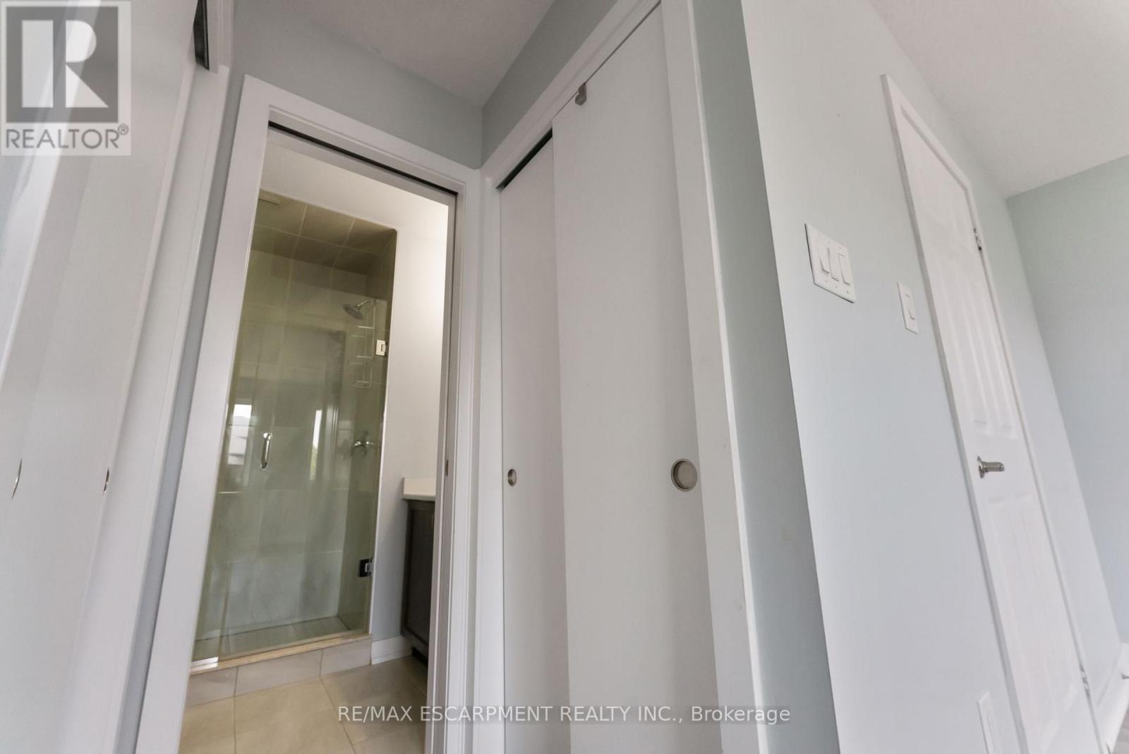 Photo 34 of 17 Mulhollard Lane, Hamilton ON