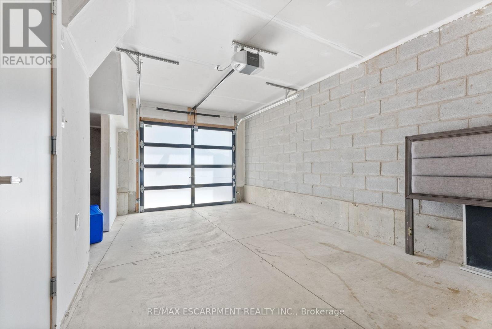Photo 31 of 17 Mulhollard Lane, Hamilton ON