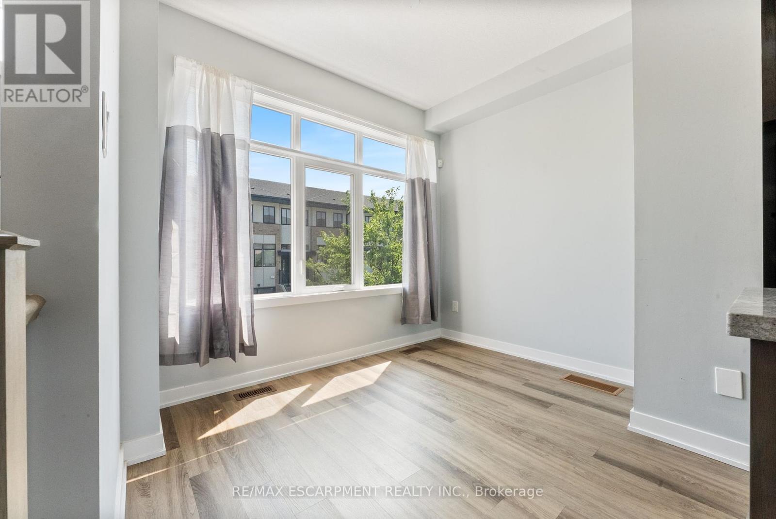 Photo 3 of 17 Mulhollard Lane, Hamilton ON