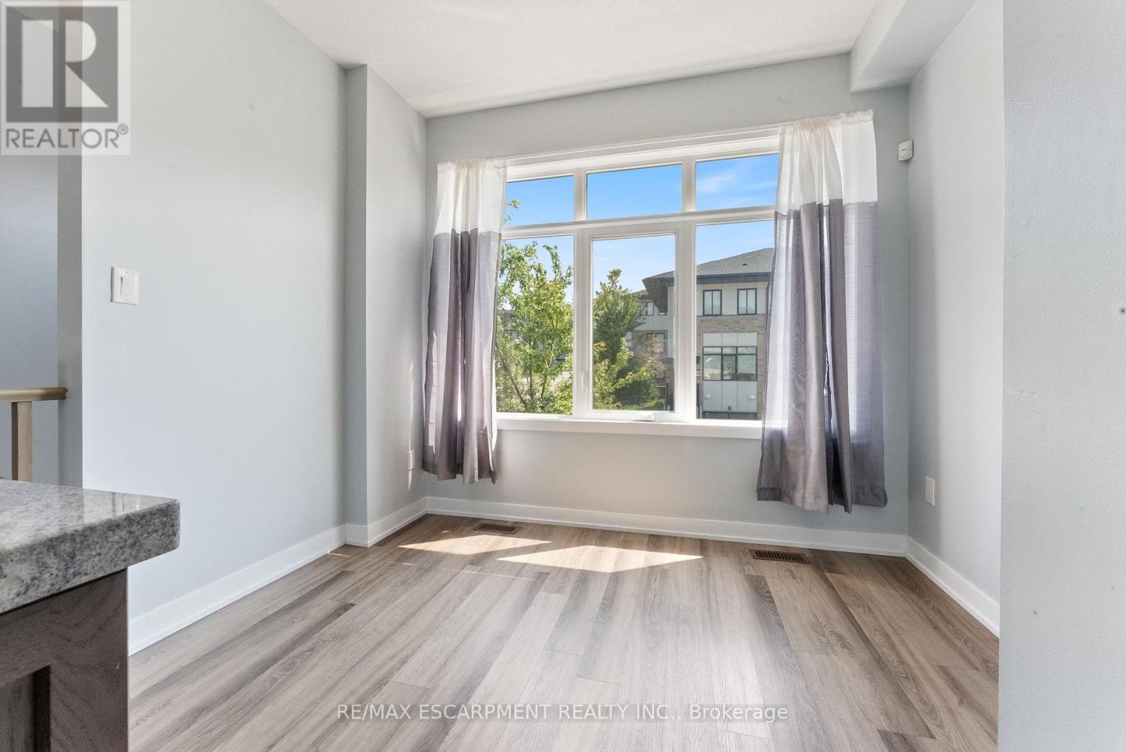 Photo 8 of 17 Mulhollard Lane, Hamilton ON