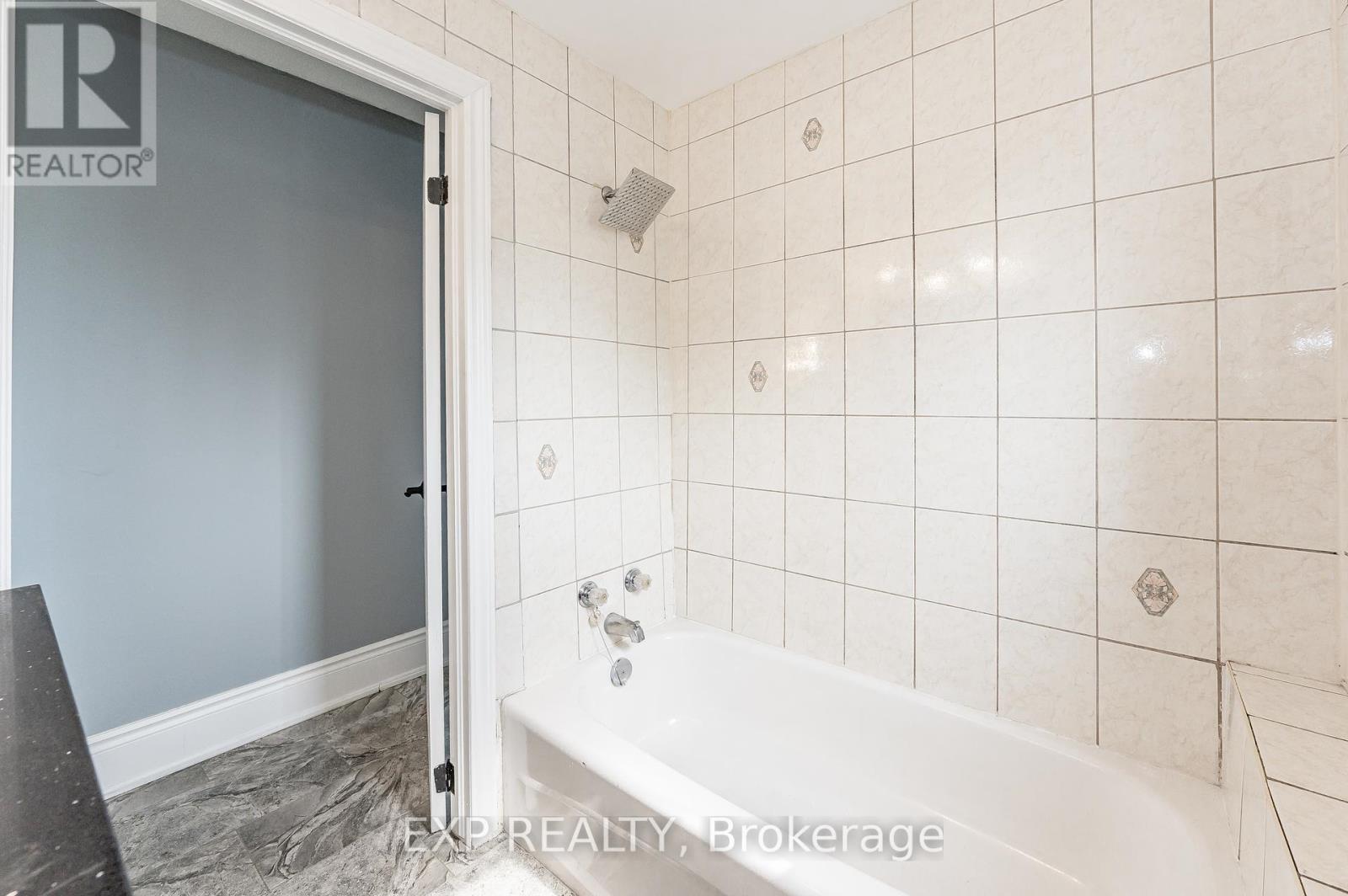 Photo 10 of 140 Gage Avenue N, Hamilton ON