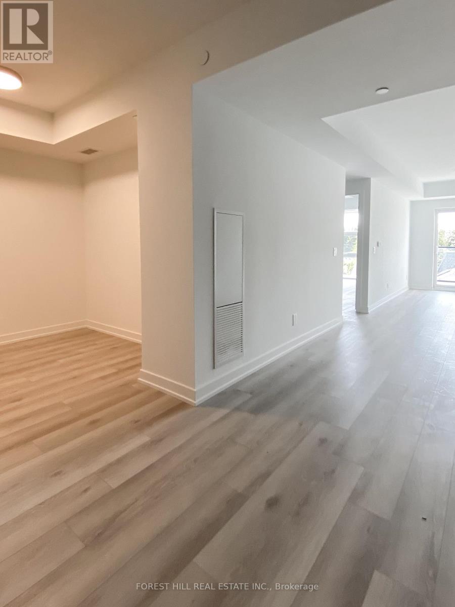 Photo 8 of 402 2000 Bathurst Street, Toronto ON