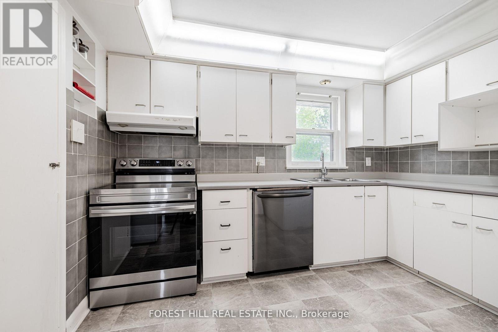 Photo 13 of Main 11 Greenbriar Road, Toronto ON