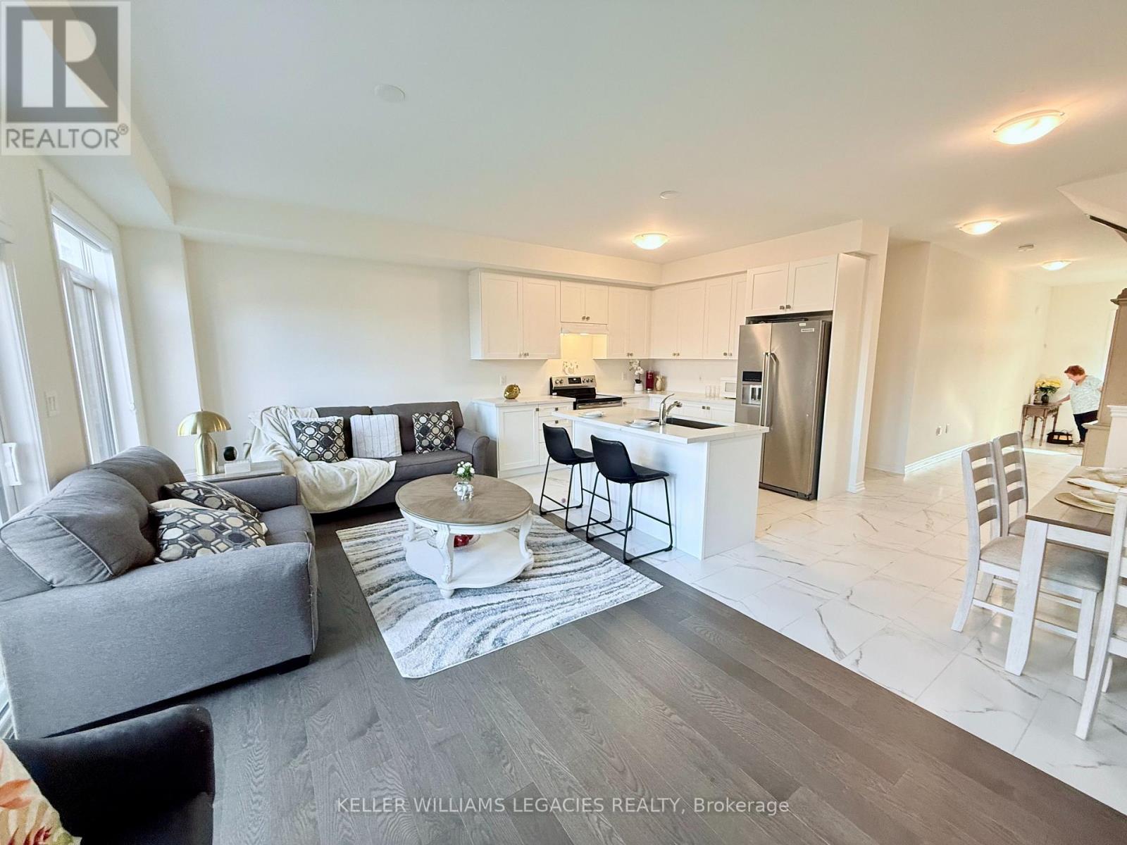 Photo 4 of 2229 Grainger Loop, Innisfil ON