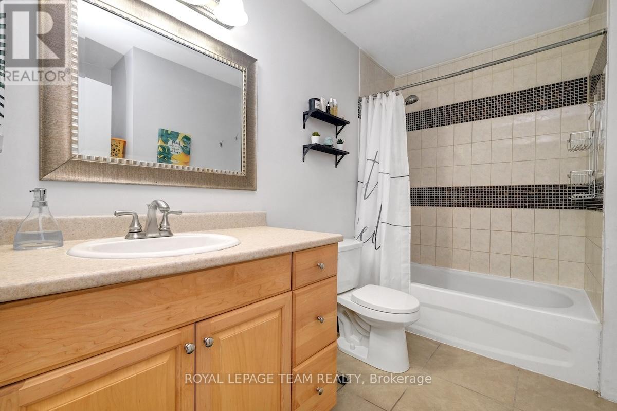 Photo 16 of 284 D Dalehurst Drive, Ottawa ON