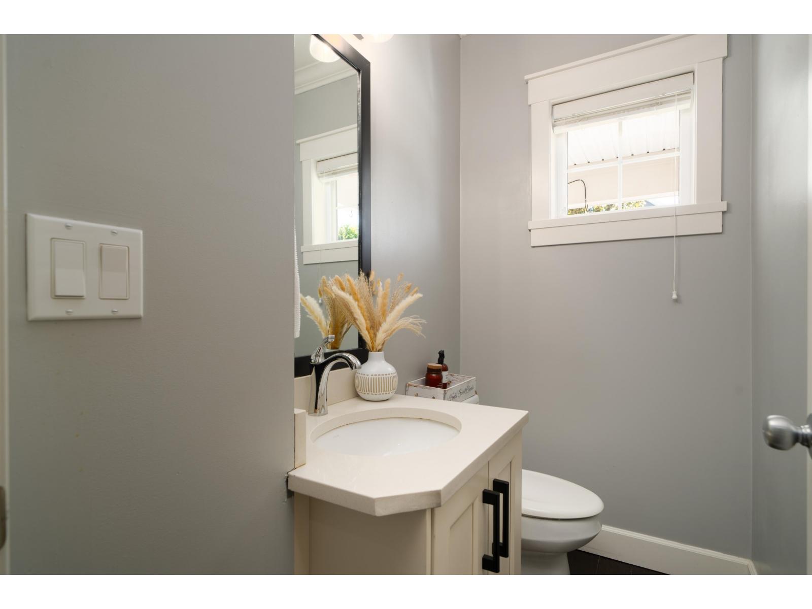 Photo 33 of 17343 1 Avenue, Surrey BC