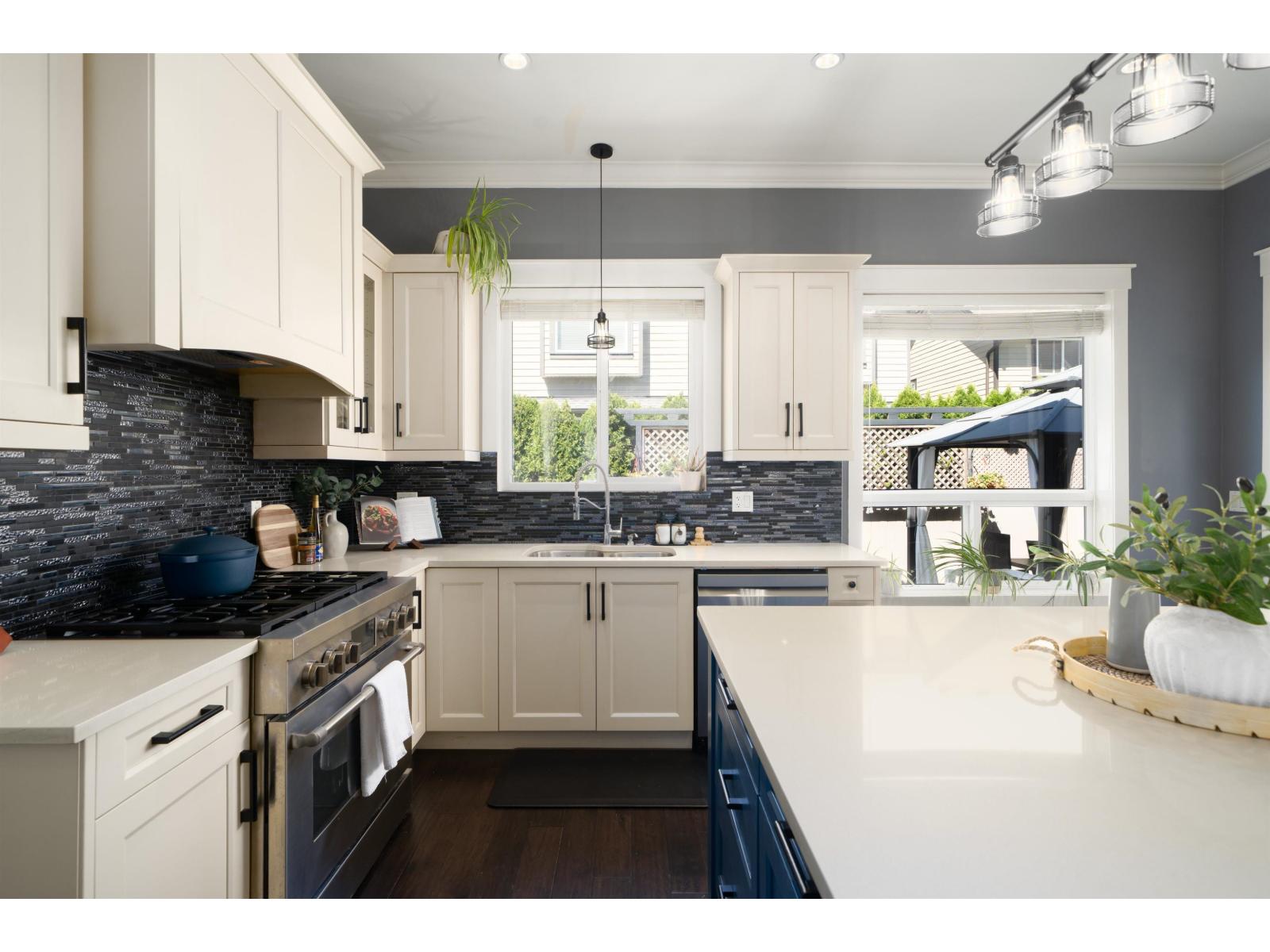 Photo 8 of 17343 1 Avenue, Surrey BC
