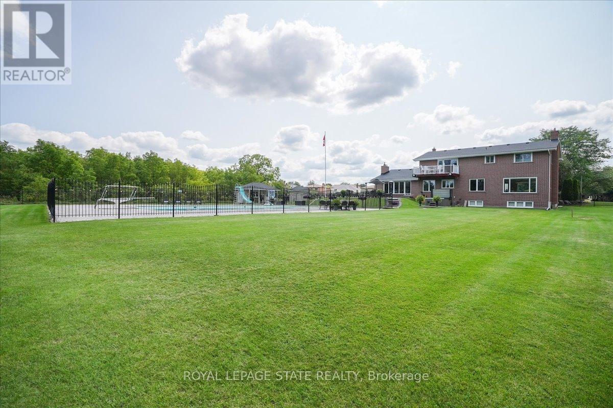 Photo 25 of 10 Azalea Court, Hamilton ON