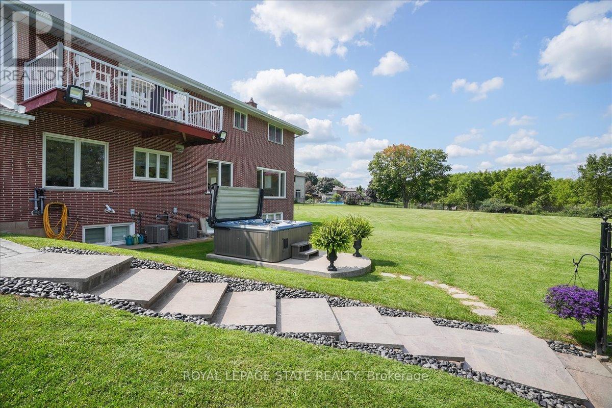 Photo 5 of 10 Azalea Court, Hamilton ON