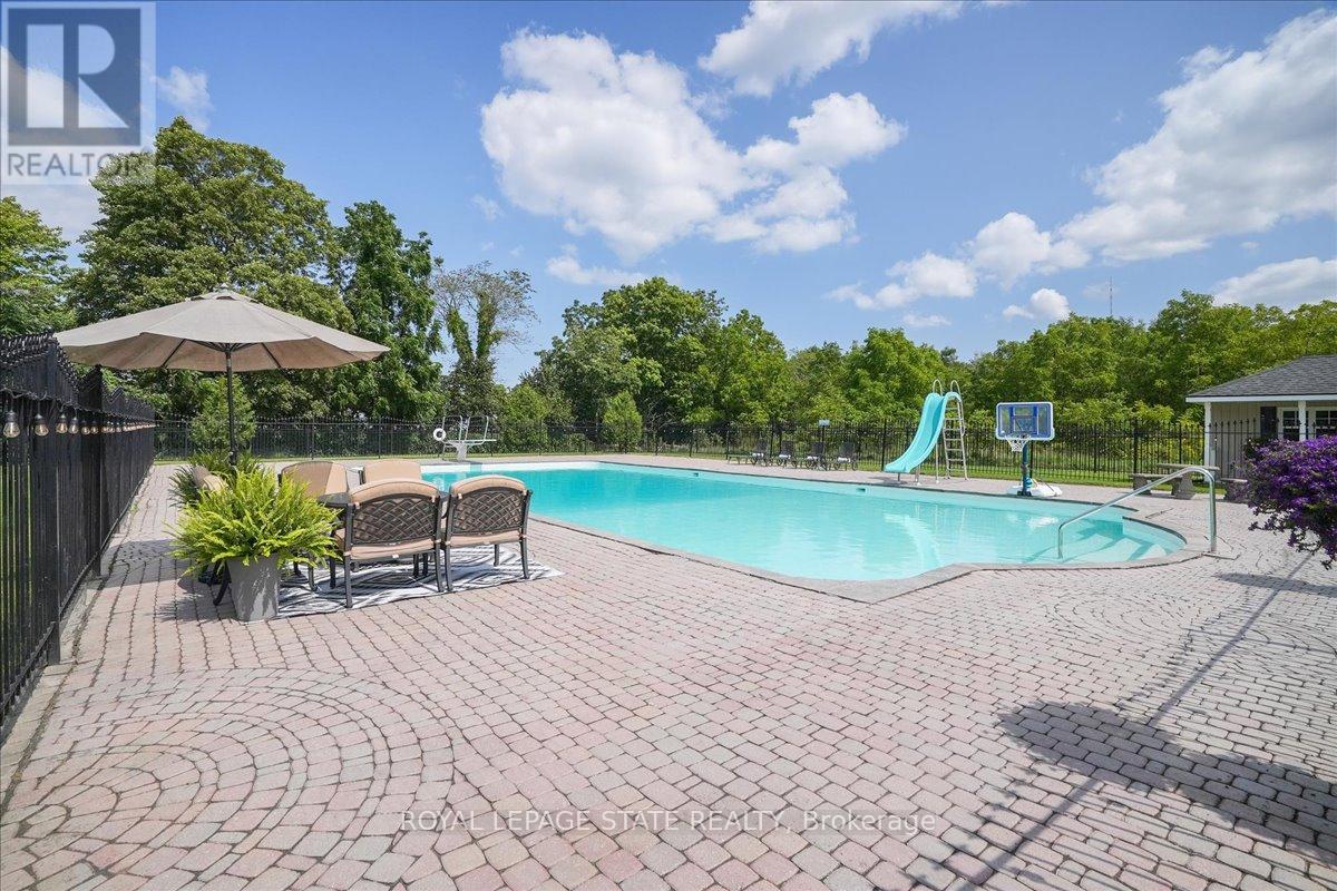 Photo 38 of 10 Azalea Court, Hamilton ON