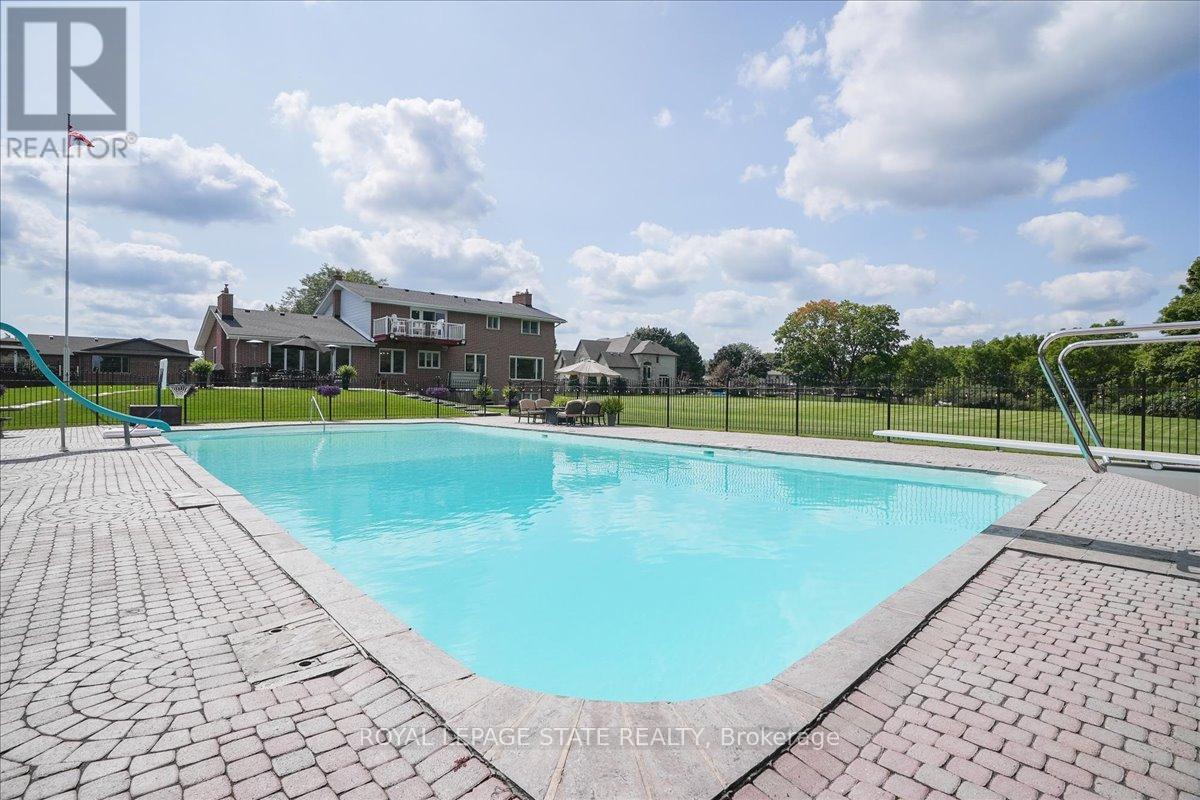Photo 24 of 10 Azalea Court, Hamilton ON