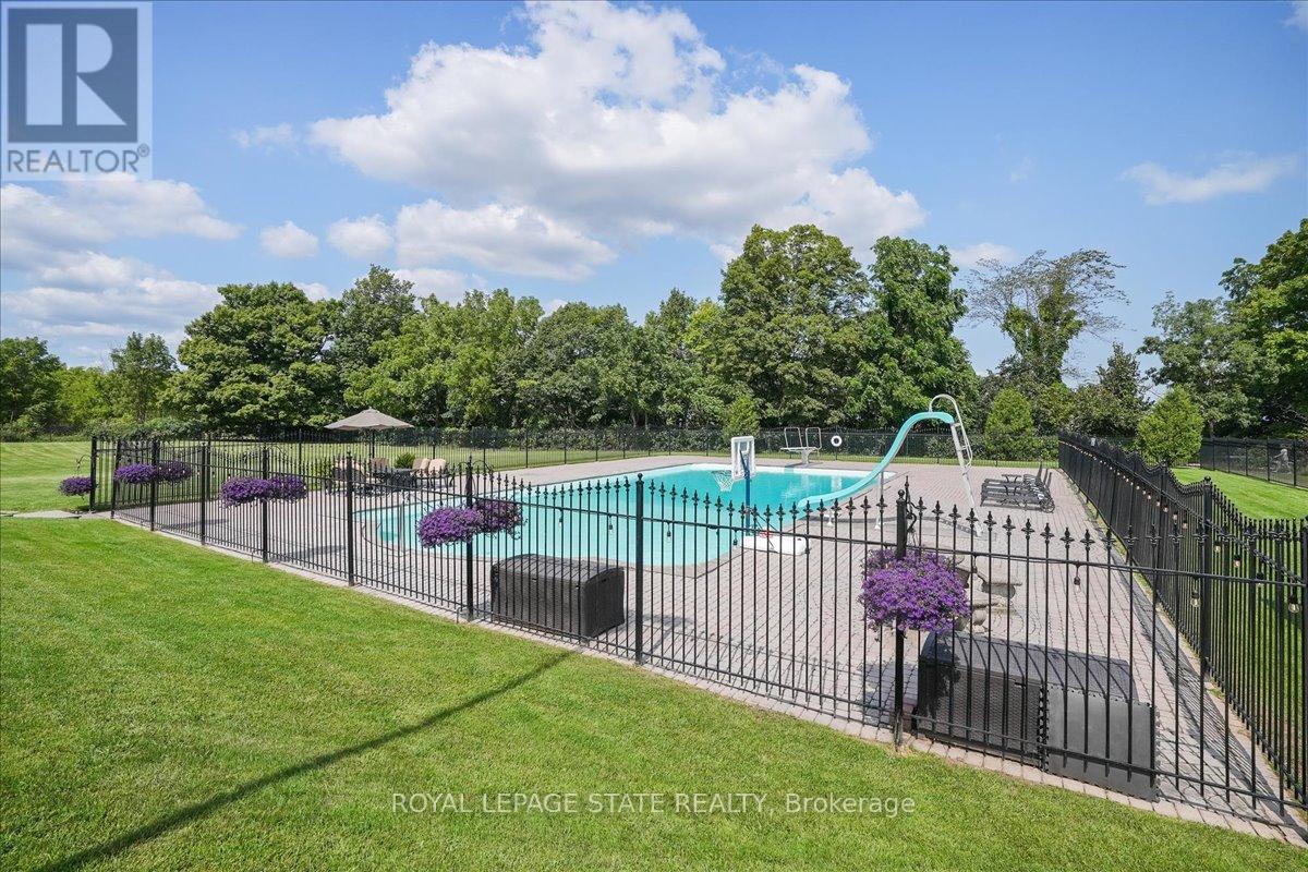 Photo 10 of 10 Azalea Court, Hamilton ON