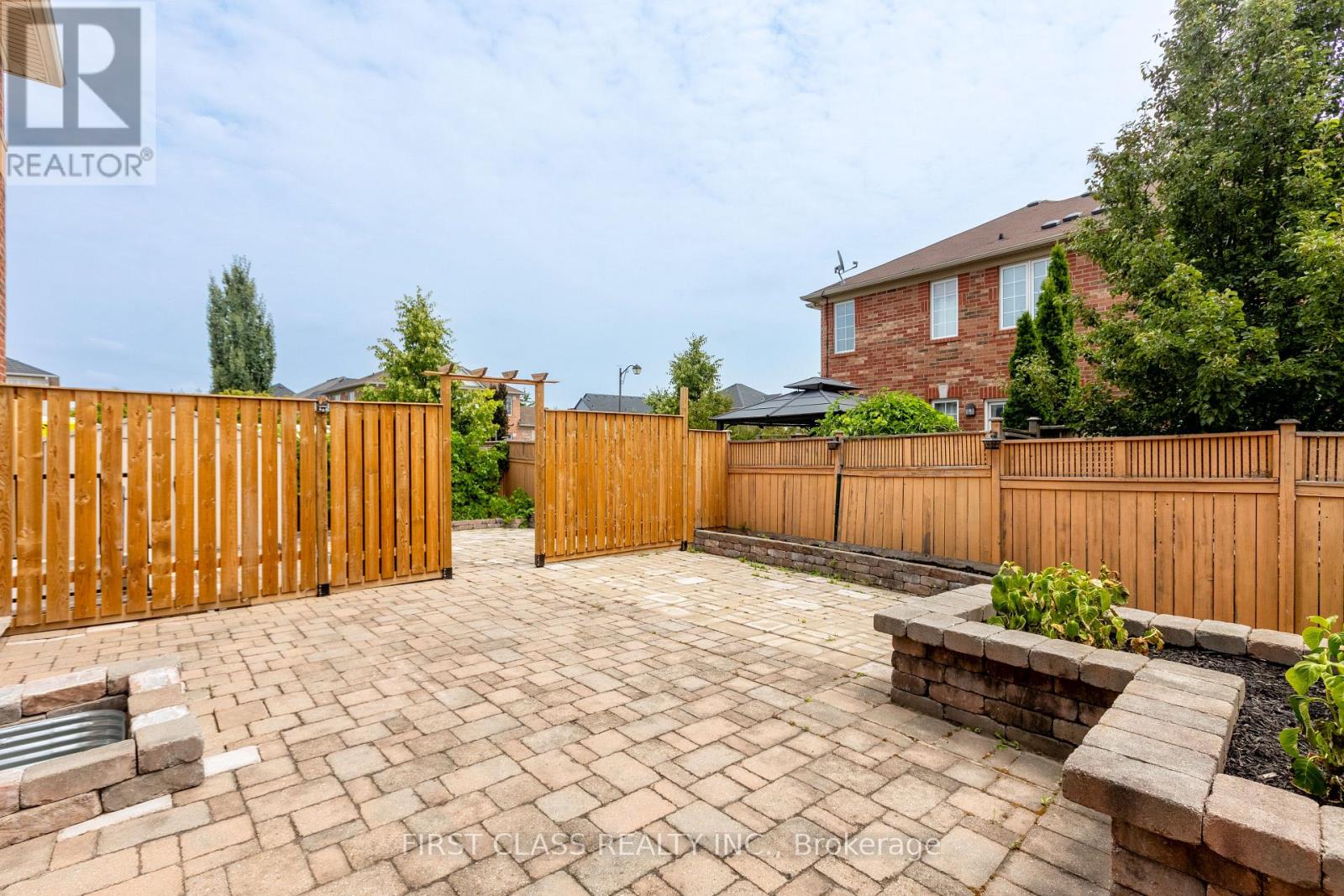Photo 7 of 802 Yates Drive, Milton ON