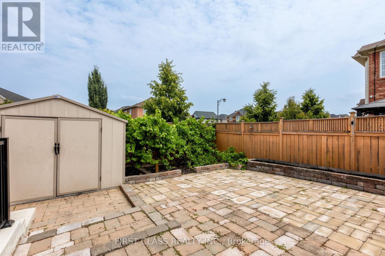 Photo 10 of 802 Yates Drive, Milton ON